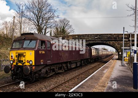 Alnwick Castle 57316 hinter Pullman-Wagen, die von der erhaltenen Dampflokomotive Tangmere nach Hellifield gezogen werden (@ Long Preston 2/4/22) Stockfoto