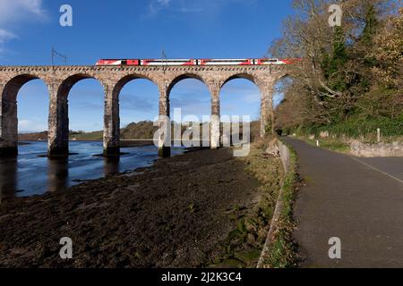 A Virgin Züge Ostküste Intercity 125 über die Royal Border Bridge, Berwick upon Tweed bei Sonnenuntergang. Stockfoto