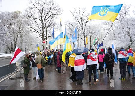 München, Deutschland. 02. April 2022. Am 2.. April versammelten sich 2022 Menschen in München, Deutschland, um gegen die russische Invasion in der Ukraine zu protestieren. Der Protest wurde von einigen russischen Oppositionellen organisiert, die in München lebten. (Foto: Alexander Pohl/Sipa USA) Quelle: SIPA USA/Alamy Live News Stockfoto