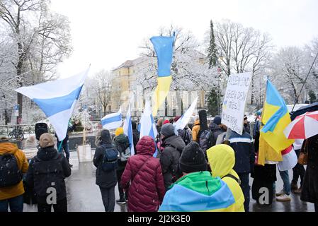 München, Deutschland. 02. April 2022. Am 2.. April versammelten sich 2022 Menschen in München, Deutschland, um gegen die russische Invasion in der Ukraine zu protestieren. Der Protest wurde von einigen russischen Oppositionellen organisiert, die in München lebten. (Foto: Alexander Pohl/Sipa USA) Quelle: SIPA USA/Alamy Live News Stockfoto