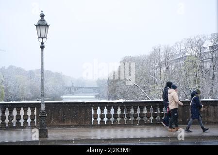 München, Deutschland. 02. April 2022. Schnee am 2.. April 2022 in München, Deutschland. (Foto: Alexander Pohl/Sipa USA) Quelle: SIPA USA/Alamy Live News Stockfoto