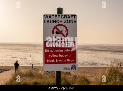 Gefahrenschild, das das Schwimmen in der Wasserfahrzeuge-Startzone am Heacham-Strand an der Nord-Norfolk-Küste verbietet Stockfoto