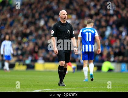 Brighton, East Sussex. 2.. April 2022; American Express Community Stadium, Brighton, East Sussex England; Premier League Football Brighton &amp; Hove Albion gegen Norwich City; Referee Simon Hooper Credit: Action Plus Sports Images/Alamy Live News Stockfoto