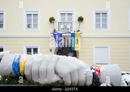 München, Deutschland. 02. April 2022. Am 2.. April versammelten sich 2022 Menschen in München, Deutschland, um gegen die russische Invasion in der Ukraine zu protestieren. Der Protest wurde von einigen russischen Oppositionellen organisiert, die in München lebten. (Foto: Alexander Pohl/Sipa USA) Quelle: SIPA USA/Alamy Live News Stockfoto