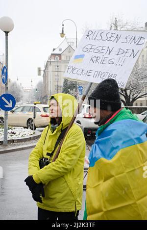 München, Deutschland. 02. April 2022. Am 2.. April versammelten sich 2022 Menschen in München, Deutschland, um gegen die russische Invasion in der Ukraine zu protestieren. Der Protest wurde von einigen russischen Oppositionellen organisiert, die in München lebten. (Foto: Alexander Pohl/Sipa USA) Quelle: SIPA USA/Alamy Live News Stockfoto