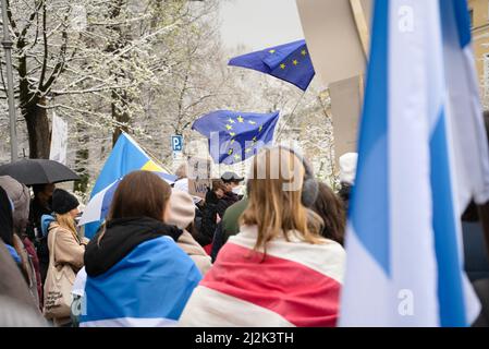 München, Deutschland. 02. April 2022. Am 2.. April versammelten sich 2022 Menschen in München, Deutschland, um gegen die russische Invasion in der Ukraine zu protestieren. Der Protest wurde von einigen russischen Oppositionellen organisiert, die in München lebten. (Foto: Alexander Pohl/Sipa USA) Quelle: SIPA USA/Alamy Live News Stockfoto