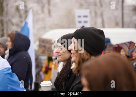 München, Deutschland. 02. April 2022. Am 2.. April versammelten sich 2022 Menschen in München, Deutschland, um gegen die russische Invasion in der Ukraine zu protestieren. Der Protest wurde von einigen russischen Oppositionellen organisiert, die in München lebten. (Foto: Alexander Pohl/Sipa USA) Quelle: SIPA USA/Alamy Live News Stockfoto