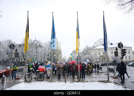 München, Deutschland. 02. April 2022. Am 2.. April versammelten sich 2022 Menschen in München, Deutschland, um gegen die russische Invasion in der Ukraine zu protestieren. Der Protest wurde von einigen russischen Oppositionellen organisiert, die in München lebten. (Foto: Alexander Pohl/Sipa USA) Quelle: SIPA USA/Alamy Live News Stockfoto