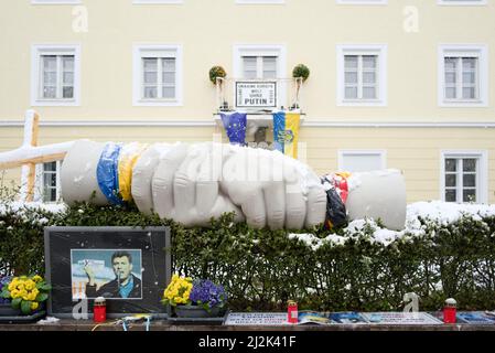 München, Deutschland. 02. April 2022. Am 2.. April versammelten sich 2022 Menschen in München, Deutschland, um gegen die russische Invasion in der Ukraine zu protestieren. Der Protest wurde von einigen russischen Oppositionellen organisiert, die in München lebten. (Foto: Alexander Pohl/Sipa USA) Quelle: SIPA USA/Alamy Live News Stockfoto