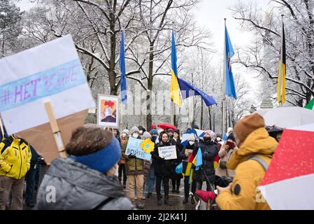 München, Deutschland. 02. April 2022. Am 2.. April versammelten sich 2022 Menschen in München, Deutschland, um gegen die russische Invasion in der Ukraine zu protestieren. Der Protest wurde von einigen russischen Oppositionellen organisiert, die in München lebten. (Foto: Alexander Pohl/Sipa USA) Quelle: SIPA USA/Alamy Live News Stockfoto