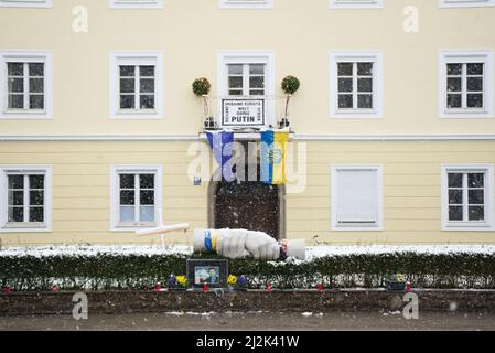 München, Deutschland. 02. April 2022. Am 2.. April versammelten sich 2022 Menschen in München, Deutschland, um gegen die russische Invasion in der Ukraine zu protestieren. Der Protest wurde von einigen russischen Oppositionellen organisiert, die in München lebten. (Foto: Alexander Pohl/Sipa USA) Quelle: SIPA USA/Alamy Live News Stockfoto