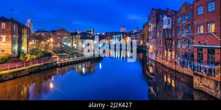 Stadtbild und Reflexionen in River Aire bei Nacht, Leeds, West Yorkshire, England, Großbritannien Stockfoto