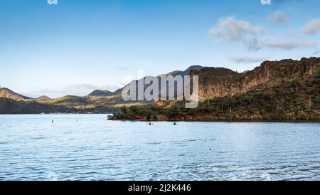 Blick auf Kajakfahrer am Saguaro Lake vom Butcher Jones Wanderweg im Tonto National Forest, Arizona, USA. Stockfoto