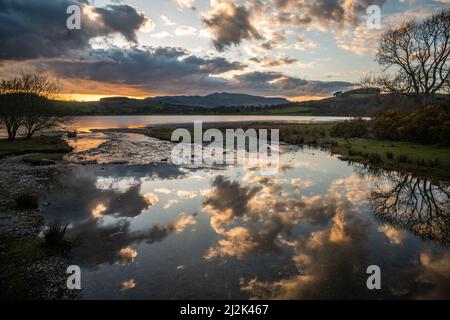 Spiegelungen von Wolken im Lake Bala bei Sonnenuntergang, Gwynedd, Wales, Großbritannien Stockfoto