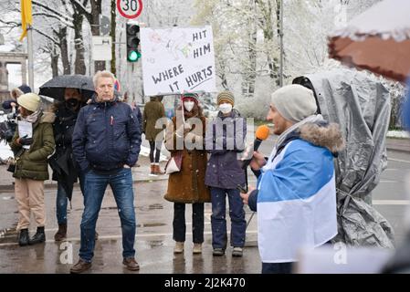 München, Deutschland. 02. April 2022. Am 2.. April versammelten sich 2022 Menschen in München, Deutschland, um gegen die russische Invasion in der Ukraine zu protestieren. Der Protest wurde von einigen russischen Oppositionellen organisiert, die in München lebten. (Foto: Alexander Pohl/Sipa USA) Quelle: SIPA USA/Alamy Live News Stockfoto