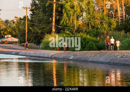 An einem sonnigen Nachmittag wandern und radeln Menschen in der Nähe des Arizona-Kanals im Paradise Valley, einem Vorort von Phoenix Stockfoto