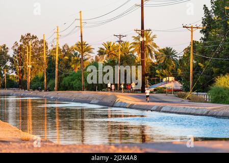 An einem sonnigen Nachmittag wandern und radeln Menschen in der Nähe des Arizona-Kanals im Paradise Valley, einem Vorort von Phoenix Stockfoto