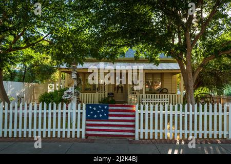 Dieser kleine Bungalow im historischen Glendale, Arizona, ist ein Partyort namens The Parsonage an der 58. Street. Stockfoto