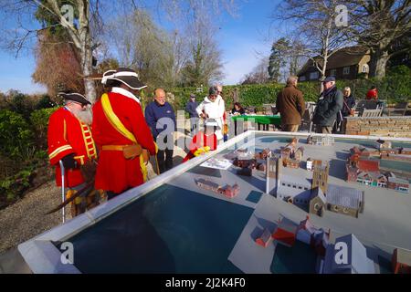 Mit einem kürzlichen Auftritt im Fernsehen von Channel Five in Susan Calman’s Grand Day Out öffnet die Dorset Charity-Attraktion Wimborne Model Town am Samstag, dem 2.. April, um 10am Uhr die Tore zu ihrer 70.-jährigen Saison. Freiwillige haben den ganzen Winter über hart gearbeitet, nicht nur die 1/10.-Modelle von Wimborne in den Jahren 1950s zu renovieren, sondern auch ein kleineres Modell der Miniaturgebäude im Maßstab 1:100. herzustellen. „Die Modellstadt markiert sieben Jahrzehnte Familienspaß mit der Position der neuen Mini-Stadt, die unsere ursprüngliche Lebensgröße im Jahr 1952 widerspiegelt. Die Arbeit schreitet gut voran, A Stockfoto