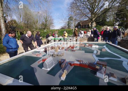 Mit einem kürzlichen Auftritt im Fernsehen von Channel Five in Susan Calman’s Grand Day Out öffnet die Dorset Charity-Attraktion Wimborne Model Town am Samstag, dem 2.. April, um 10am Uhr die Tore zu ihrer 70.-jährigen Saison. Freiwillige haben den ganzen Winter über hart gearbeitet, nicht nur die 1/10.-Modelle von Wimborne in den Jahren 1950s zu renovieren, sondern auch ein kleineres Modell der Miniaturgebäude im Maßstab 1:100. herzustellen. „Die Modellstadt markiert sieben Jahrzehnte Familienspaß mit der Position der neuen Mini-Stadt, die unsere ursprüngliche Lebensgröße im Jahr 1952 widerspiegelt. Die Arbeit schreitet gut voran, A Stockfoto