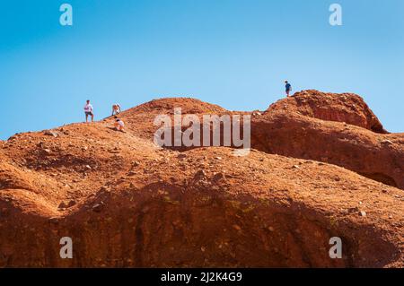 Menschen klettern die Felsen um Papago Park Hole in the Rock in Phoenix, Arizona, USA Stockfoto