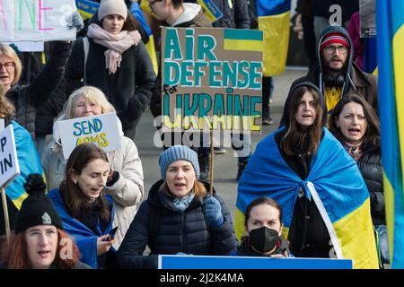 London, Großbritannien. 2.. April 2022. Das ukrainische Volk und seine Anhänger demonstrieren am 38.. Tag der russischen Militärinvasion in der Ukraine auf dem Trafalgar Square gegen den Krieg. Die Demonstranten fordern die britische Regierung auf, die Ukraine durch Waffenlieferungen, ein Verbot des Energiehandels und die Bereitstellung von Hilfe und Unterstützung für Flüchtlinge, die vor dem Krieg fliehen, zu unterstützen. Quelle: Wiktor Szymanowicz/Alamy Live News Stockfoto