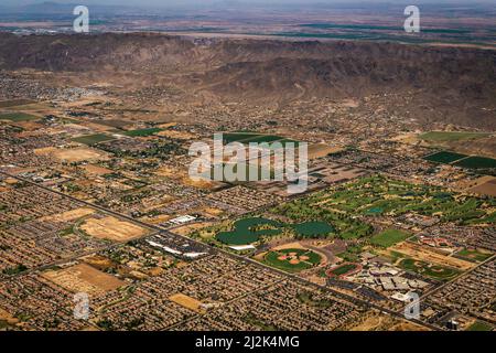 Luftaufnahme von Phoenix und Phoenix South Mountain in der Nähe des Sky Harbor Airport, in Phoenix, Arizona, USA Stockfoto