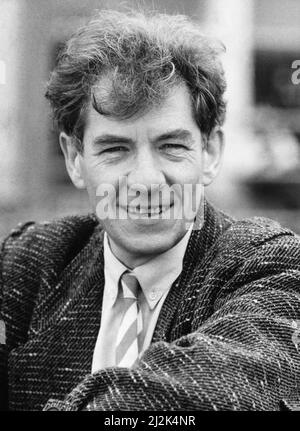 Ian McKellen, der 1988 im Birmingham Repertory Theatre fotografiert wurde, sitzt vor dem Theater vor seiner bevorstehenden Inszenierung Schauspiel Shakespeare. Acting Shakespeare ist eine ein-Mann-Show mit Shakespeare-Monologen, durchsetzt mit theatralischen Anekdoten, die von Ian McKellen entwickelt und aufgeführt wurden. McKellen führte das Recital erstmals 1980 in Skandinavien auf und führte es später weltweit auf. Bild aufgenommen am 10.. April 1988 Stockfoto