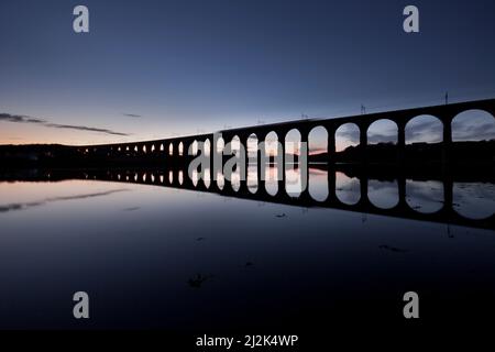 Eine Arriva Crosscountry Züge der Klasse 220, die die Königliche Grenzbrücke (Berwick-Upon-Tweed, River Tweed) an der Ostküste, Großbritannien, überqueren Stockfoto