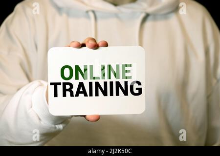 Glühender Text Online-Training in den Händen eines Geschäftsmannes. Geschäftskonzept. Internetkonzept Stockfoto