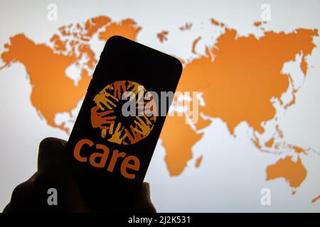 Rheinbach, Deutschland 1. April 2022, das Markenlogo der Hilfsorganisation 'Care International' auf dem Display eines Smartphones Stockfoto