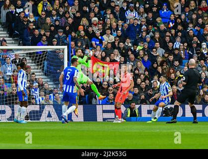 Brighton, Großbritannien. 02. April 2022. Tim Krul Torhüter von Norwich City rettet sich während des Premier League-Spiels zwischen Brighton & Hove Albion und Norwich City am 2. 2022. April beim Amex in Brighton, England, vor Neal Maupay von Brighton und Hove Albion. (Foto von Jeff Mood/phcimages.com) Quelle: PHC Images/Alamy Live News Stockfoto