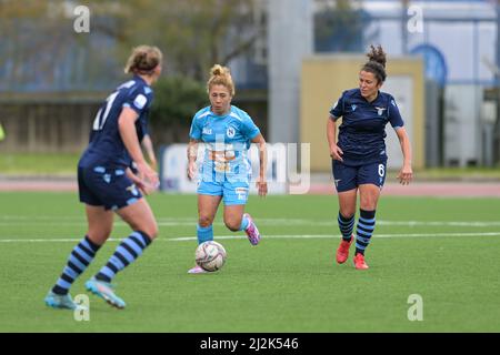 Neapel, Italien. 02. April 2022. Sara TUI (8) Napoli Femminile kontrolliert den Ball während des italienischen Serie A Women 2021/2022-Matches zwischen Napoli Femminile und Lazio Women am 2. April 2022 im Stadion Giuseppe Piccolo in Cercola Italien Credit: Independent Photo Agency/Alamy Live News Stockfoto