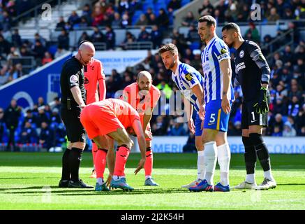 Brighton, Großbritannien. 02. April 2022. Kenny McLean von Norwich City steigt auf, nachdem er während des Premier League-Spiels zwischen Brighton & Hove Albion und Norwich City am 2. 2022. April beim Amex in Brighton, England, gefoult wurde. (Foto von Jeff Mood/phcimages.com) Quelle: PHC Images/Alamy Live News Stockfoto