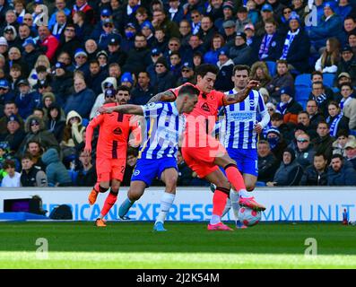 Brighton, Großbritannien. 02. April 2022. Leandro Trossard von Brighton und Hove Albion sowie Mathias Normann von Norwich City während des Premier League-Spiels zwischen Brighton & Hove Albion und Norwich City am 2. 2022. April beim Amex in Brighton, England. (Foto von Jeff Mood/phcimages.com) Quelle: PHC Images/Alamy Live News Stockfoto