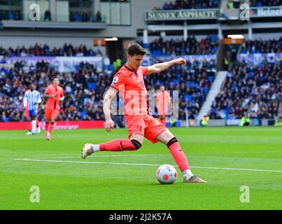 Brighton, Großbritannien. 02. April 2022. Sam Byram von Norwich City versucht beim Premier League-Spiel zwischen Brighton & Hove Albion und Norwich City am 2. 2022. April beim Amex in Brighton, England, einen Torschuss. (Foto von Jeff Mood/phcimages.com) Quelle: PHC Images/Alamy Live News Stockfoto