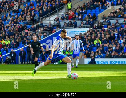 Brighton, Großbritannien. 02. April 2022. Neal Maupay von Brighton und Hove Albion schießt beim Premier League-Spiel zwischen Brighton & Hove Albion und Norwich City am 2. 2022. April beim Amex in Brighton, England, auf das Tor. (Foto von Jeff Mood/phcimages.com) Quelle: PHC Images/Alamy Live News Stockfoto