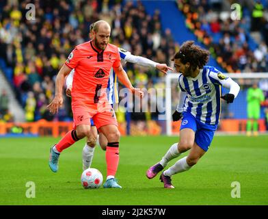 Brighton, Großbritannien. 02. April 2022. Teemu Pukki aus Norwich City und Marc Cucurella aus Brighton und Hove Albion während des Premier League-Spiels zwischen Brighton & Hove Albion und Norwich City am 2. 2022. April beim Amex in Brighton, England. (Foto von Jeff Mood/phcimages.com) Quelle: PHC Images/Alamy Live News Stockfoto