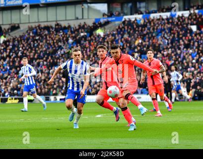 Brighton, Großbritannien. 02. April 2022. Leandro Trossard von Brighton und Hove Albion sowie Milot Rashica von Norwich City während des Premier League-Spiels zwischen Brighton & Hove Albion und Norwich City am 2. 2022. April beim Amex in Brighton, England. (Foto von Jeff Mood/phcimages.com) Quelle: PHC Images/Alamy Live News Stockfoto