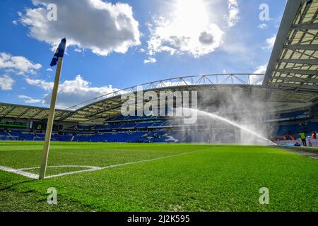 Brighton, Großbritannien. 02. Apr, 2022. Ein Blick auf das Amex Stadium vor dem Premier League-Spiel zwischen Brighton & Hove Albion und Norwich City am 2. 2022. April beim Amex in Brighton, England. (Foto von Jeff Mood/phcimages.com) Quelle: PHC Images/Alamy Live News Stockfoto