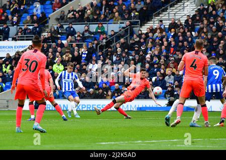 Brighton, Großbritannien. 02. April 2022. Beim Premier League-Spiel zwischen Brighton & Hove Albion und Norwich City am 2. 2022. April beim Amex in Brighton, England, hat der Soly March von Brighton und Hove Albion einen Torschuss erhalten. (Foto von Jeff Mood/phcimages.com) Quelle: PHC Images/Alamy Live News Stockfoto