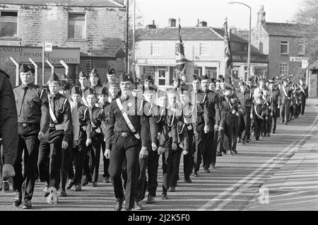 Auf der Parade... Boys' Brigade Companies der Pennine Division des Yorkshire Bataillons nahmen an einer Parade in Mirfield Teil. Die Bands der Firmen Mirfield und Harrogate spielten, als sie zu einem Gottesdienst in der Hopton United Reformierten Kirche marschierten, der von der Rev Frank Hall geleitet wurde. Wer ist auch Kaplan der 1. Mirfield Company? Und der Rev Michael Wear, der Bataillonpfarrer und ein ehemaliger Hopton-Klosterkirche. Außerdem gab es die Abgeordnete von Dewsbury, Ann Taylor, während der stellvertretende Bürgermeister von Kirklees, Clr Leonard Drake, nach dem Gottesdienst den Gruß übernahm. 30.. Oktober 1988. Stockfoto