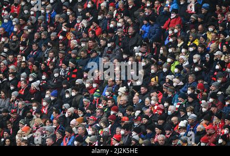 Freiburg Im Breisgau, Deutschland. 02. April 2022. Fußball: Bundesliga, SC Freiburg - Bayern München, Spieltag 28. im Europa-Park Stadion. Zuschauer verfolgen das Spiel. Kredit: Silas Stein/dpa - WICHTIGER HINWEIS: Gemäß den Anforderungen der DFL Deutsche Fußball Liga und des DFB Deutscher Fußball-Bund ist es untersagt, im Stadion und/oder vom Spiel aufgenommene Fotos in Form von Sequenzbildern und/oder videoähnlichen Fotoserien zu verwenden oder zu verwenden./dpa/Alamy Live News Stockfoto