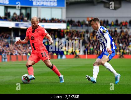 Brighton, East Sussex. 2.. April 2022; American Express Community Stadium, Brighton, East Sussex England; Premier League Football Brighton &amp; Hove Albion gegen Norwich City; Teemu Pukki von Norwich City, markiert von Solly March of Brighton &amp; Hove Albion Credit: Action Plus Sports Images/Alamy Live News Stockfoto