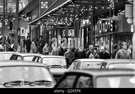 Die Szene in der Ranelagh Street, Liverpool, Merseyside. Das Bild wurde um 9am Uhr aufgenommen und schon stehen Autos und die Käufer drängen sich auf den Bürgersteig. 5.. Dezember 1987. Stockfoto