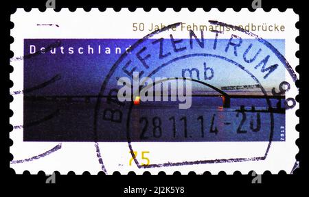 MOSKAU, RUSSLAND - 13. MÄRZ 2022: In Deutschland gedruckte Briefmarke zum 50.. Jahrestag der Fehmarnbrücke, Serie, um 2013 Stockfoto
