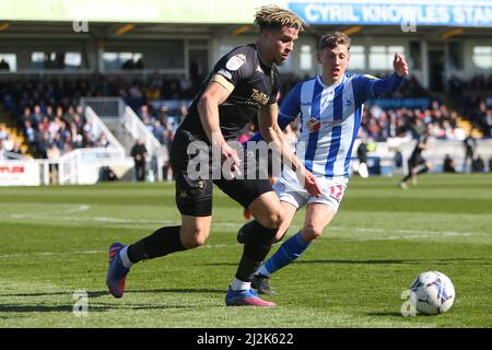 HARTLEPOOL, GROSSBRITANNIEN. APR 2. Theo Vassell von Salford City wird am Samstag, den 2.. April 2022, von Joe Grey von Hartlepool United während des Spiels der Sky Bet League 2 zwischen Hartlepool United und Salford City im Victoria Park, Hartlepool, gedrückt. (Kredit: Michael Driver | MI Nachrichten) Kredit: MI Nachrichten & Sport /Alamy Live Nachrichten Stockfoto