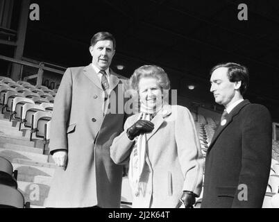 Margaret Thatcher PM, Visits Valley Parade, Heimstadion des Bradford City Football Club, Freitag, 20.. Februar 1987. Der Premierminister inspizierte die Sanierung des Valley Parade Ground, die nach einem verheerenden Brand am Samstag, dem 11.. Mai 1985, erforderlich war, bei dem 56 Menschen ums Leben kamen und mindestens 265 weitere verletzt wurden. Unser Bild zeigt ... Margaret Thatcher PM mit Chairman Stafford Heginbotham. Stockfoto