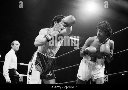 Barry McGuigans Comeback-Kampf gegen Nicky Perez, Alexandra Pavillion, London.Dies war McGuigans erster Kampf, nachdem er seinen WBA-Titel an Steve Cruz verloren hatte. McGuigan gewann durch KO in Runde vier. (Das Bild zeigt) Kampfaktion. 4.. April 1988. Stockfoto