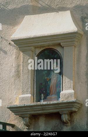 HORNACINA CON LA IMAGEN DE LA VIRGEN EN LA RAMBLA. Lage: AUSSEN. SAN JUAN DE LAS ABADESAS. GERONA. SPANIEN. Stockfoto